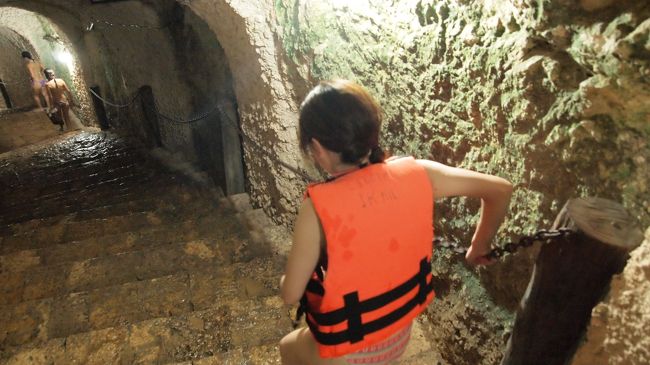 こんな階段を降りて行った先には…