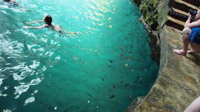 頑張って入ってみたよ〜。<br />水は結構冷たい。<br />そして海水じゃないので浮きません。<br />救命胴衣必須。<br />旦那さんは素潜りしてましたが、<br />かなり辛かったみたいです。<br /><br />ものすごい充実感でツアーメンバーの元に戻りました。<br />（女性陣はみんなサングラスに羽織モノで、<br />とても潜る気は無さそう）<br /><br />ちょっと面倒臭いかもしれないけど、<br />これは絶対潜るべき！！