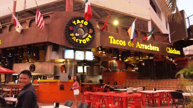 この日の夕飯はホテル近くのタコファクトリー。