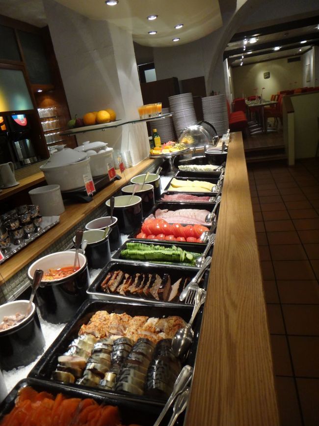 今日は、フィヨルドの旅だ<br /><br />まる一日列車、バス、船を乗り継いでのお出かけ<br /><br />ホテルの朝食で、目いっぱい腹ごしらえ