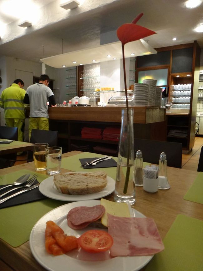 豊富な食材を好きなだけパンに乗せて食べる<br /><br />まんぞく・・・・・