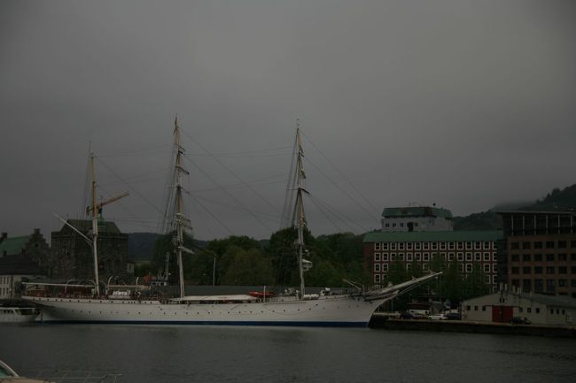 8時40分発の列車に乗るため、8時前にホテルを出る<br /><br />う〜〜〜〜ん　どんより曇っている　港の船も元気なさそう<br /><br />フィヨルド観光明日にしたほうがいいのかなぁ？