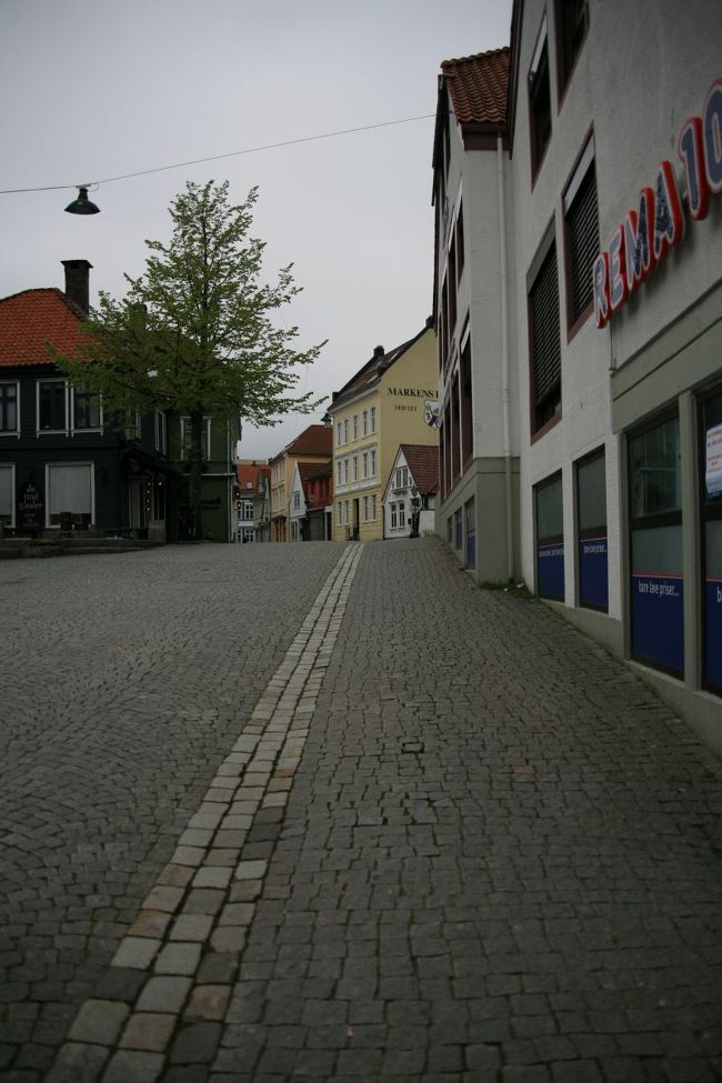 石畳を歩いていても、気分今一歩<br /><br />お友達に「今日と明日と、どっちの方が天気いいの？」とメールで問い合わせてみる