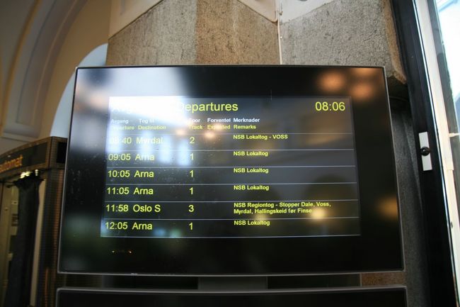 駅構内へ入り、出発時刻を確かめる<br /><br />2番線から定刻の発車予定だ