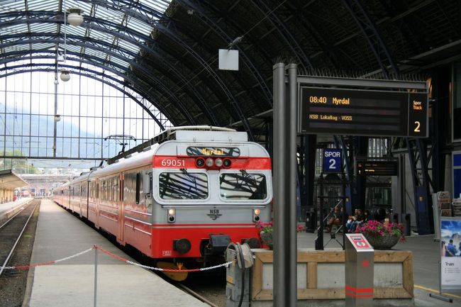 列車を見る　赤い感じでかわいらしい<br /><br />先頭の方まで歩いてみる<br /><br />結構長い編成だ