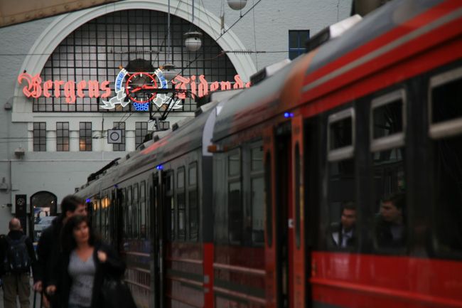 先頭まで来て後ろを振り向くと、観光客らしき人たちが、続々と乗り込んでいく<br /><br />お天気は心配ではあったが、「よしいこう！」と反射的に列車に乗り込む