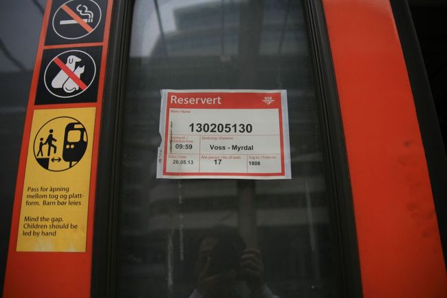 ホームにいた車掌さんに「ミュルダールへはこの列車ですか？」と聞くと<br /><br />とてもにこやかに、そしてクリアーな英語で「その通り　前の3両に乗ってください」と<br /><br />途中の車両を見ると「予約」と思われる紙が貼ってあった<br /><br />＝この車両はヴォス〜ミュルダール間が予約のよう＝