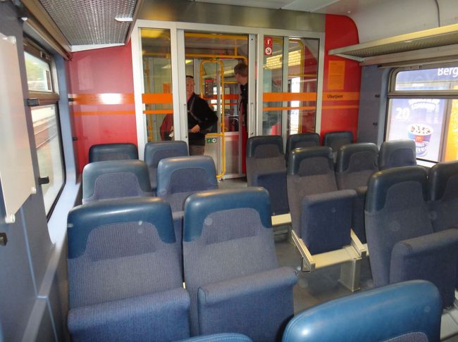 こぎれいないすが並ぶ　ほとんどの椅子は進行方向（ミュルダール方向）に背を向け、固定されている（ベルゲンに向かって走るときは、前向きになる）<br /><br />進行方向に向かって右が三人掛け　左が二人掛け　バスの椅子のようだ<br />自分は、左の二人掛けに座る