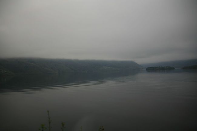 しばらくして8時40分　列車はアナウンスもなく、静かに走り出した<br /><br />海外の列車は、タイ・台湾に続き3か国目　ワクワクゾクゾクである<br /><br />走り始めてすぐに、大きな川が広がる<br /><br />依然として、空は重い