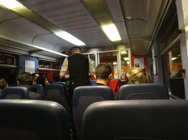 車掌さんが検察に来る<br /><br />先ほど尋ねたときと同じように、にこやかにアイコンタクトをとり、差し出した周遊きっぷに、判を押した<br /><br />日付印であった