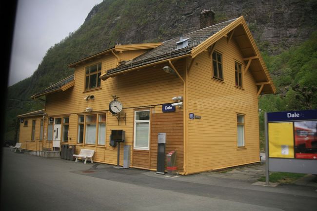 10分程度走ると駅に止まる　どの駅も同じような形をしている<br /><br />何とも言えない色のペイントで、かつこじんまりと可愛らしい