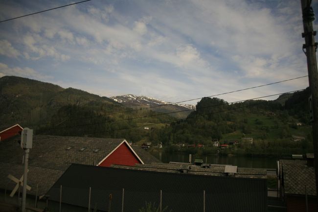 ミュルダールまでは約2時間<br /><br />列車が進むにつれて、空の雲が薄くなり青空がのぞいてきた