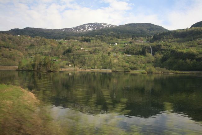 ヴォスに近づくころには、かなり明るくなった<br /><br />その頃友人からメールで返事が・・・<br /><br />「天気は明日のほうがよいみたい　でも、夕方から雨になる予報」と<br /><br />もうここまで来ちゃった　このままレッツゴー