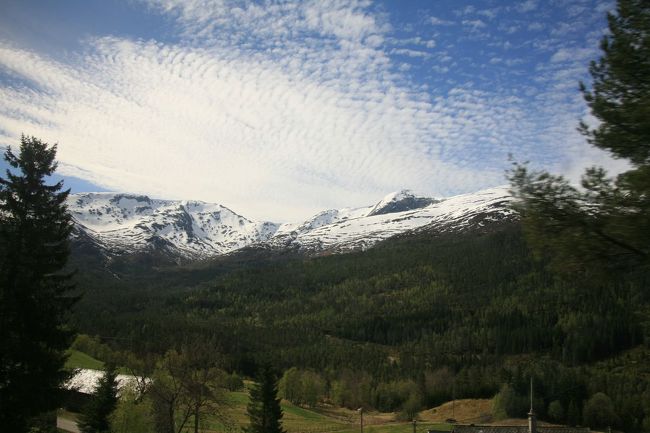 ヴォスを過ぎると、進行方向左手の景色が、がぜんよくなった<br /><br />空の青　雲の白さ　緑の山々　そして真っ白な雪
