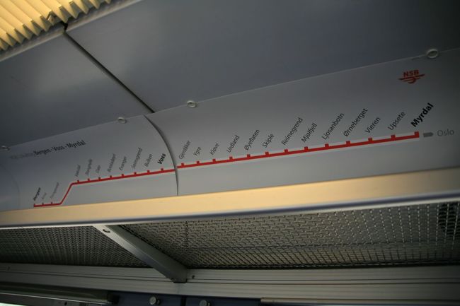 右側（3人掛け）の席に移って気が付いた<br /><br />頭上には駅の案内図があった<br />（座っていた真上だったので、気が付かなかったのだ）<br /><br />駅の名票と合わせて見る