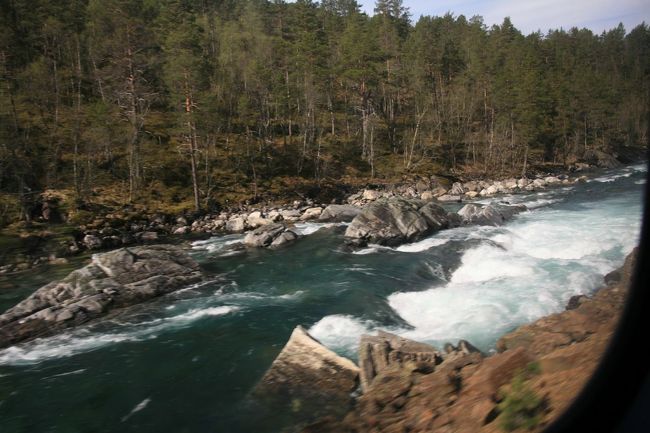 だんだんと標高が上がってくるようだ<br /><br />列車は少し速度を落として、それでも快調に走っている<br /><br />流れが速くなった川の色がきれい