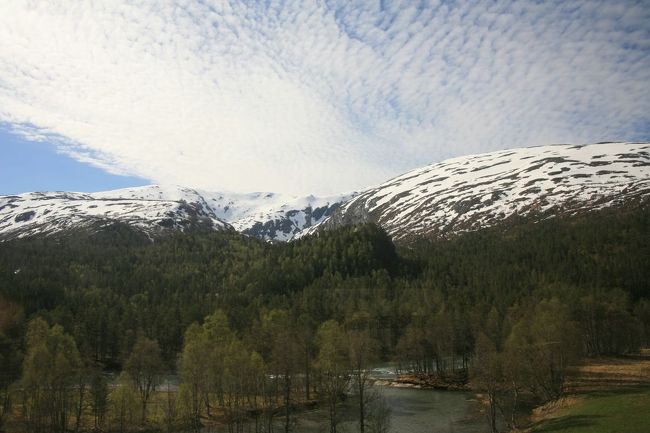 同じような景色が繰り返すのだが、その美しさに思わずシャッターを切ってしまう<br /><br />空・山・川<br /><br />青・緑・白<br /><br />静と動　濃と薄