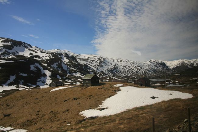 列車はかなり高いところまで登ってきた<br /><br />すぐ近くに雪が見える<br /><br />その中に立つ小屋　このシチュエーションにぴったり！