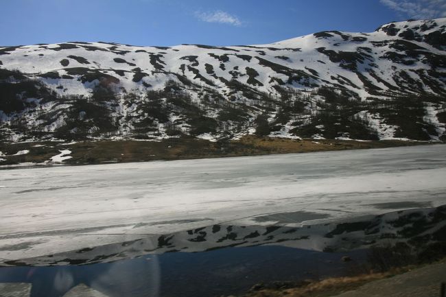 おやおや、川が凍っているぞ（表面に氷が浮いている）<br /><br />外は寒いのかなぁ？