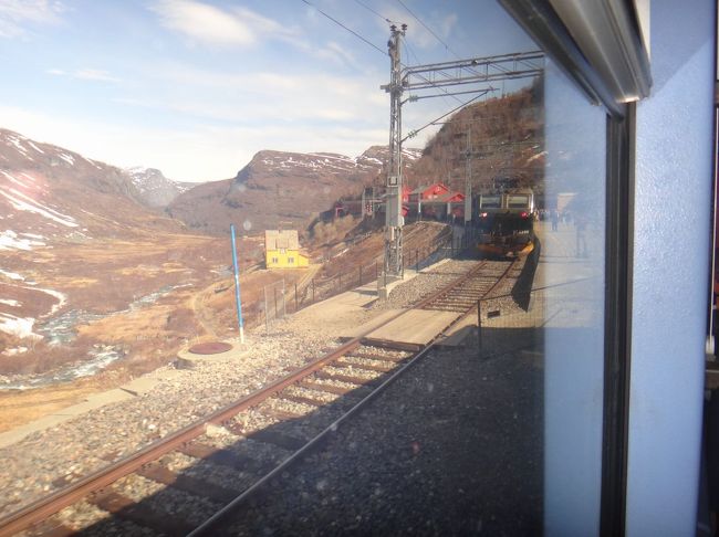 列車が速度を落とす　いよいよミュルダール到着だ<br /><br />時刻は10時57分　定刻よりも8分遅れ!?<br /><br />乗り継ぐ「フロム鉄道の列車」は10時55分発車<br /><br />でも、多くの人が乗り継ぐだろうから、大丈夫（と思った）<br /><br />左側のホームで、僕らを「フロム鉄道」が待っていた