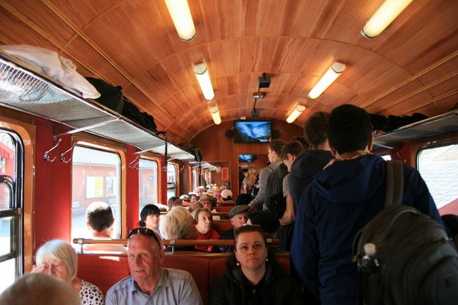 中に入るととても雰囲気がいい<br /><br />天井の木がおしゃれ<br /><br />「ここあいていますか？」と初老の男性に聞くと「OKだよ」と