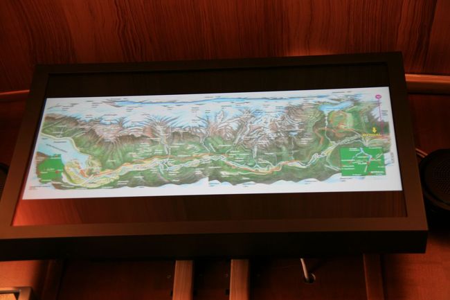 ゆっくりと列車は出発した　11時05分　10分遅れ<br /><br />でも、そんなことを気にしている人は誰もいなかった<br /><br />車内にはディスプレーがあり、今どこを走っているかがわかるようになっていた<br /><br />フロムまでの約20Kmを、1時間かけて走る