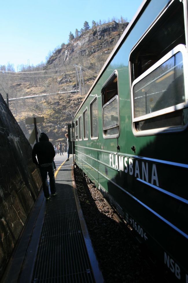 10分ほどして、列車は止まった<br /><br />「ン！」と思うと、隣の老人が「滝がある　写真を撮っておいで」と<br /><br />たくさんの人が列車の外に出る　ちゃんとホームのようになっている