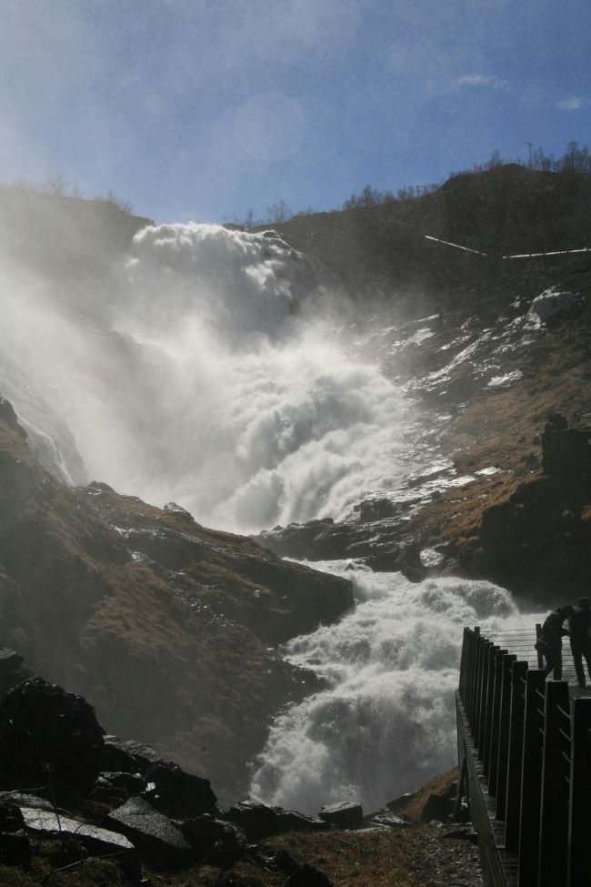 前の人に続いて細いホームを歩くと、水滴がたくさん飛んできた<br /><br />日の当たるところに出た瞬間、びっくり！！！！！！！！！！！！<br /><br />目の前には巨大な滝　ゴーという音は、このだったんだ