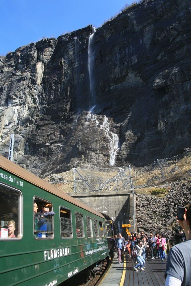滝の看板を見つけ、ふっと列車の方を振り返ると、<br /><br />そこにも見事な滝が！<br /><br />きっと１００メートル以上の断崖から流れ落ちているのだろう