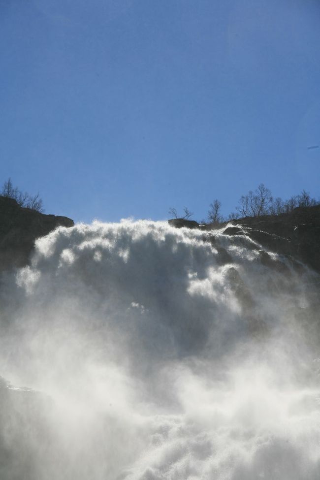 水の流れだしているところをアップで！<br /><br />水が怒り狂っているかのように見える