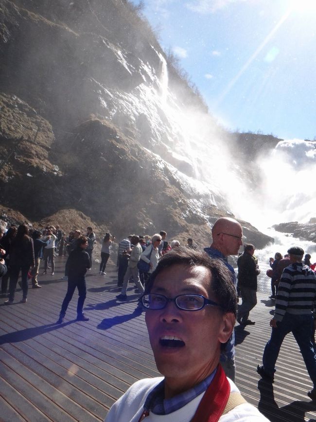 私はというと。。。ちょっぴり怖くて、近くまで行けませんでした<br /><br />列車に近いところから記念撮影「パチリ」