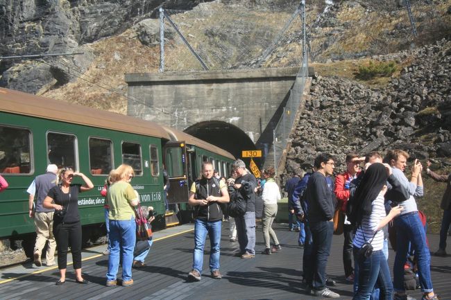 １０分ほど停車していただろうか<br /><br />車掌さんが声をかけ、みんな戻ると、列車は動き出した