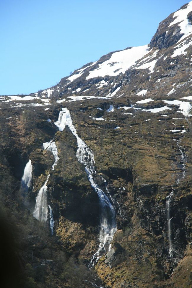 右を見ても、左を見ても「絶景かな」「「絶景かな」滝だらけ<br /><br />いつのまにか快晴
