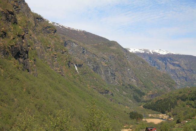 列車は順調に下ってゆく<br /><br />すこし勾配が緩やかになり、家が現れ始めた<br /><br />家がとても小さく見えます　山のスケールの大きさ！お分かりでしょうか？