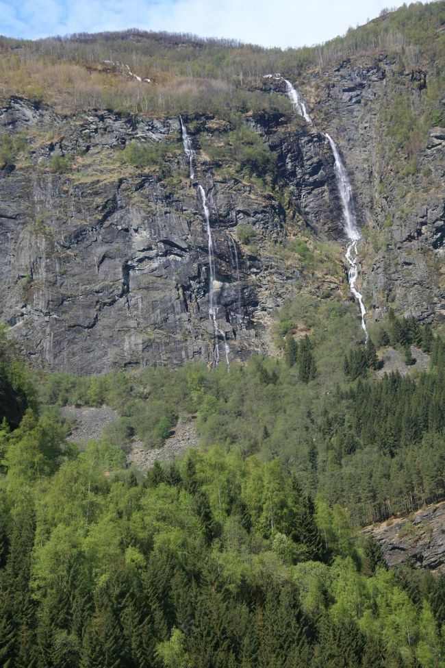 飽きません<br /><br />１００メートル？いや２００メートル？<br /><br />断崖から落ちる滝　見とれてしまう