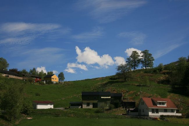 丘の上に立つ家　それを囲む草原<br /><br />空は真っ青　見つめる白い雲<br /><br />・・・・まるで絵ハガキのよう