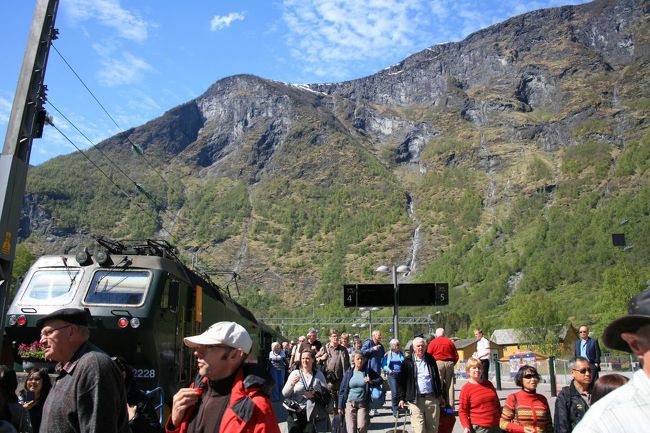 １時間弱の鉄道の旅　終点<br /><br />フロムにつきました　列車の後ろには、断崖が迫る