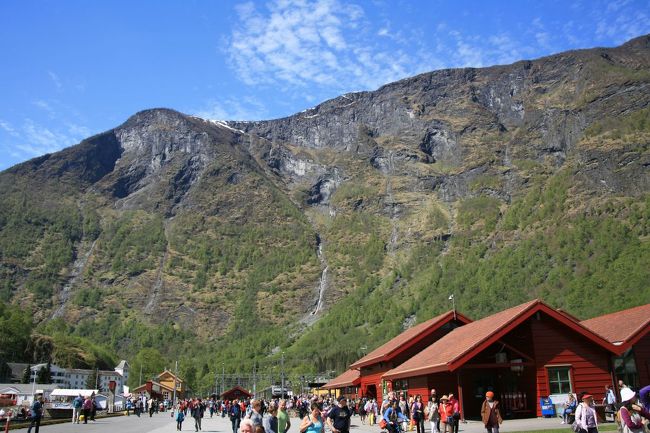 フィヨルド観光の船が出るまで、１時間少々　もしくは３時間ほど<br />（出発時刻が２つある）<br /><br />とても開放的な空間で、みんな自由に時を過ごします<br /><br />写真だとわかりにくいですが、背後の山は２００メートルくらいの高さはあるだろう