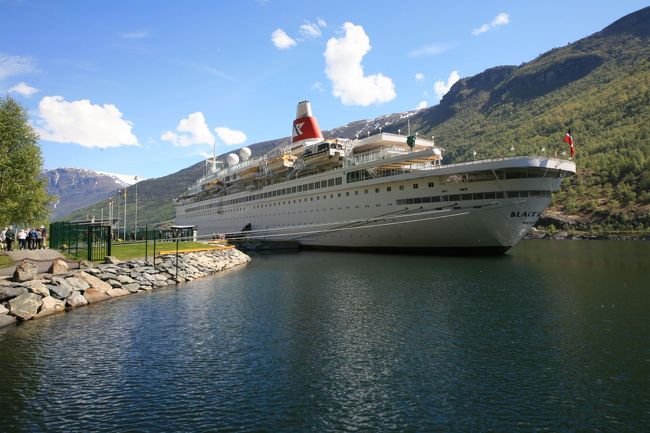 港の奥に「めちゃくちゃでかい客船」が停泊中<br /><br />いったい何万トンあるの？