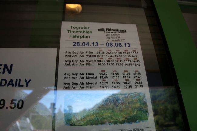 インフォメーションセンターに「フロム鉄道」の時刻表が貼ってあった<br /><br />結構な本数が出ている<br /><br />自分が乗ろうと思っている船の時刻までに「ミュルダール」まで一往復できそう