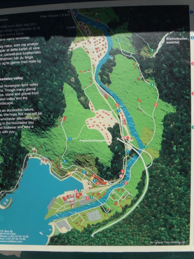 空は快晴　気温も上々（きっと15-20℃くらい）<br /><br />私は、ハイキングすることに！<br /><br />案内板を覗き込んでみる