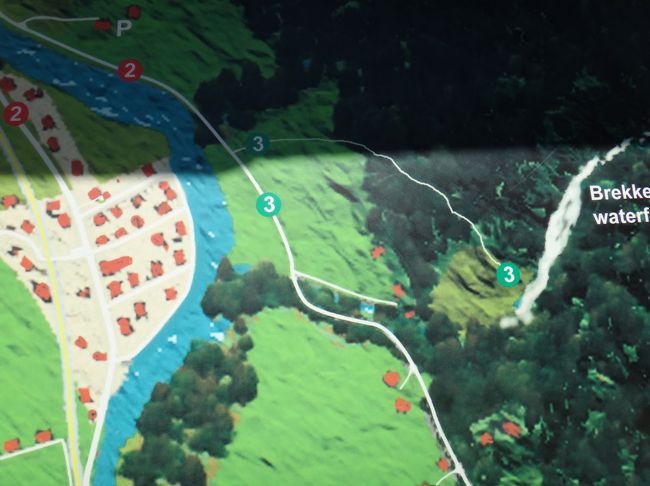 丁寧に行き方が書かれているので、迷うこともないでしょうが<br /><br />念のため、その付近の地図を記録しておきます<br /><br />滝が見えても少し行き過ぎて・・・・ゲートをくぐってからのぼるんだな…と