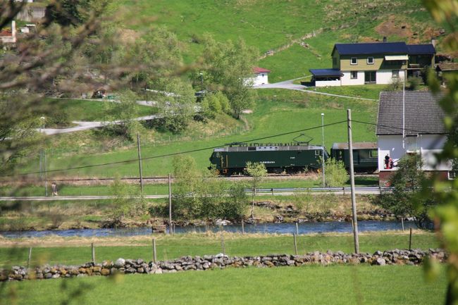 プワン　と汽笛を鳴らしながら「フロム鉄道」が走ってゆく<br /><br />こんな素敵なところに、たった三時間しかいられないなんて・・・<br /><br />もったいない感じ