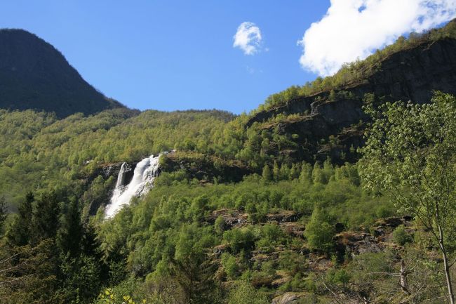 駅前広場から歩くこと20分　滝が近づいてきた