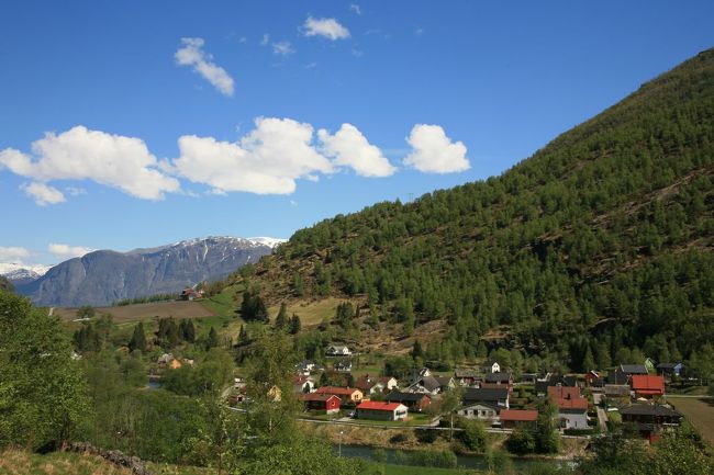 振り返ると眼下にフロムの街が見えている<br /><br />もっとのぼると、眺めもよくなるんだろうなぁ