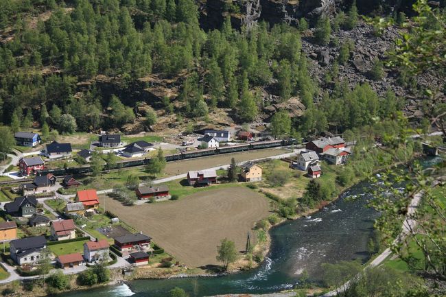 まだ滝につかないのかな？<br /><br />だいぶ高いところまで登ってきました<br /><br />フロムの街が箱庭のようです