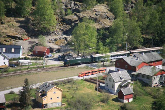 鉄道が模型のよう<br /><br />フロムの街を案内する汽車の形の観光バスと<br /><br />仲良く並びます