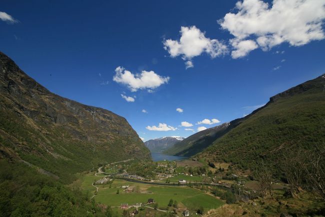 フロムの街を眺めます　フィヨルドを含んで<br /><br />「一枚の絵」です<br /><br />うおおおおおおおおーっと叫びたくなっちゃう