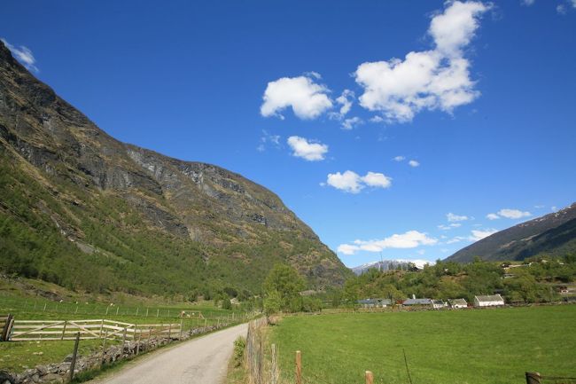 港を目指してすこし急ぎ足で歩くのだけそ、<br /><br />空も山も雲も草原も、みんなついてくる