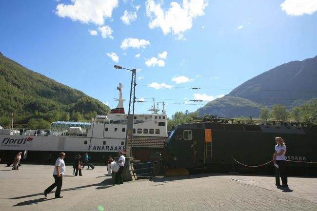 午後2時40分頃に、港に戻ってきた<br /><br />自分が乗る船はすでに着岸している